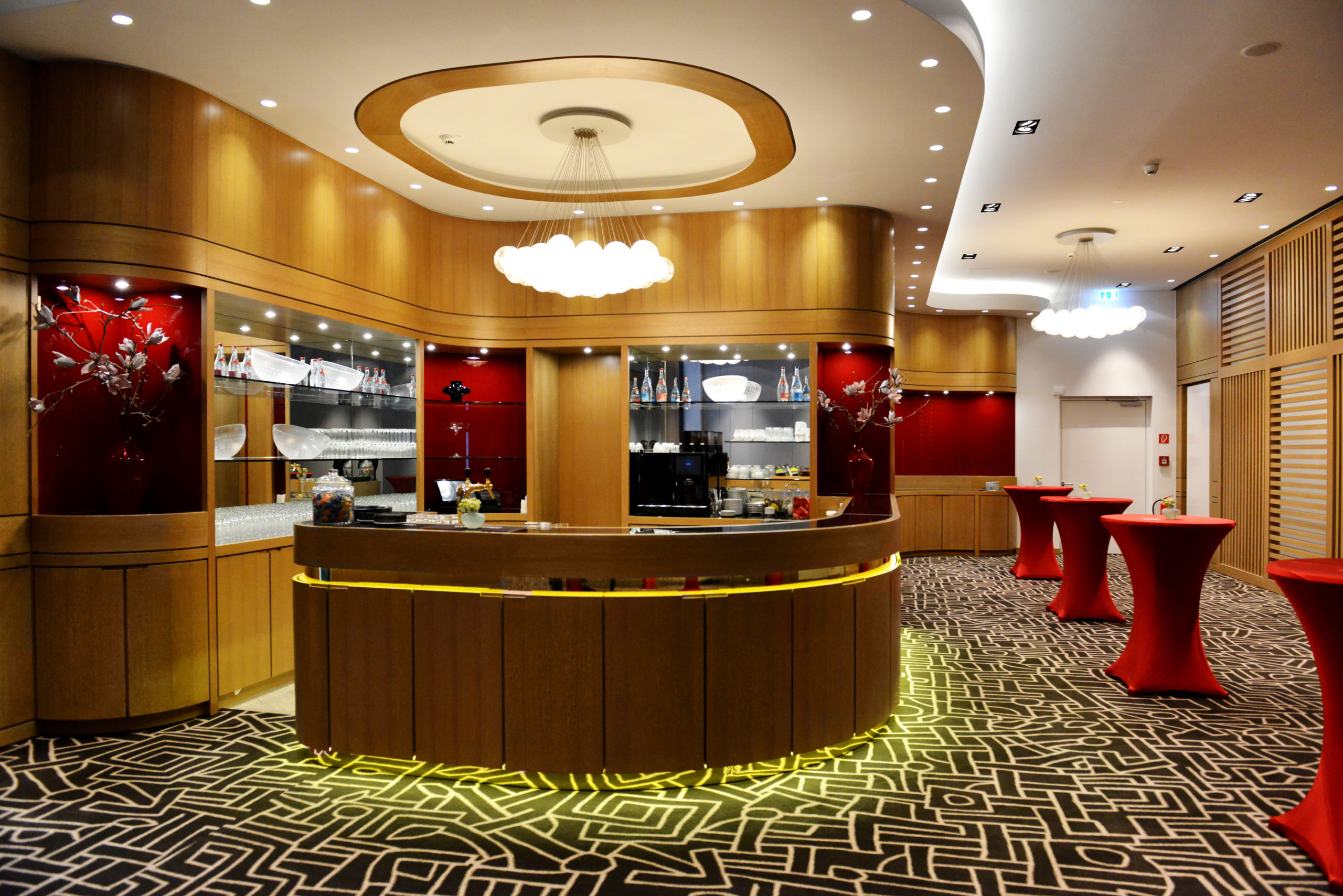 Abbildung Lobby mit gold roten Akzenten und schwarz weißem Muster Boden